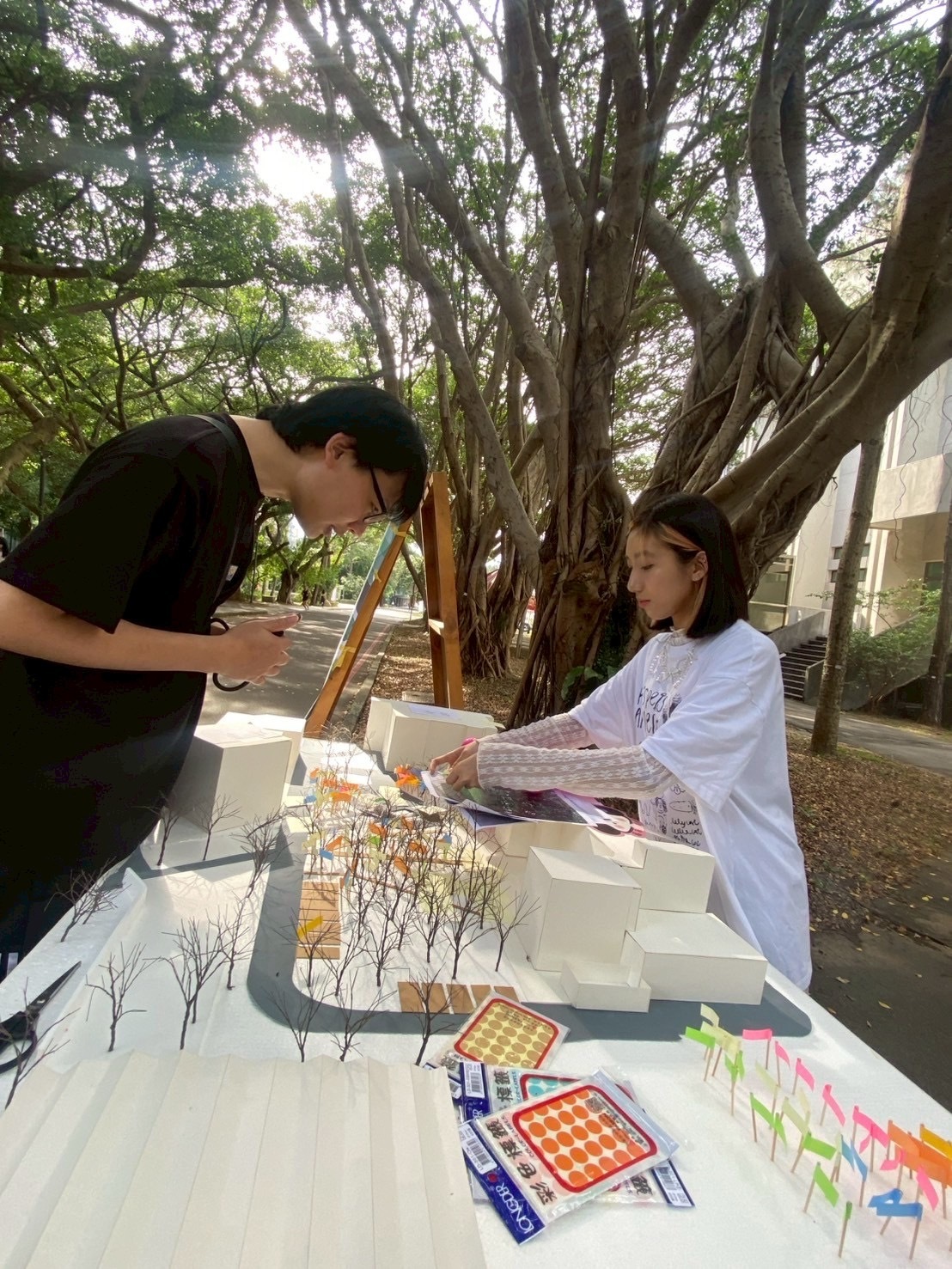 圖 11大樹教室參與式工作坊-水圳再生，學生在校園擺攤聆聽使用者的建議 ( 照片來源:吳振廷老師)